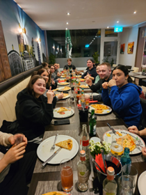 Traditionelles Pizza-Essen